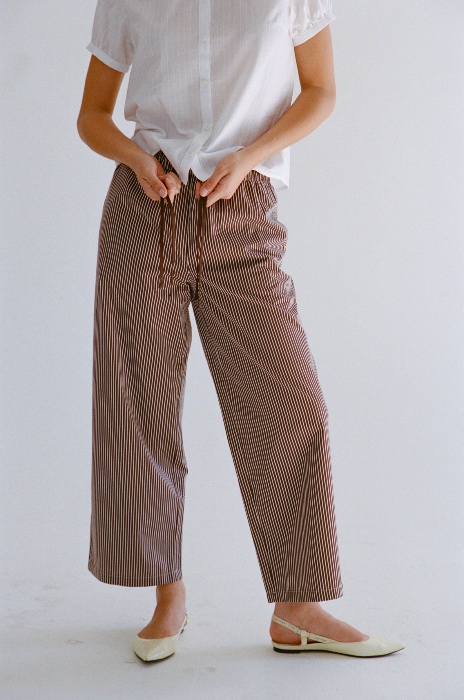 DREAM JOGGER IN MOCHA PINSTRIPE