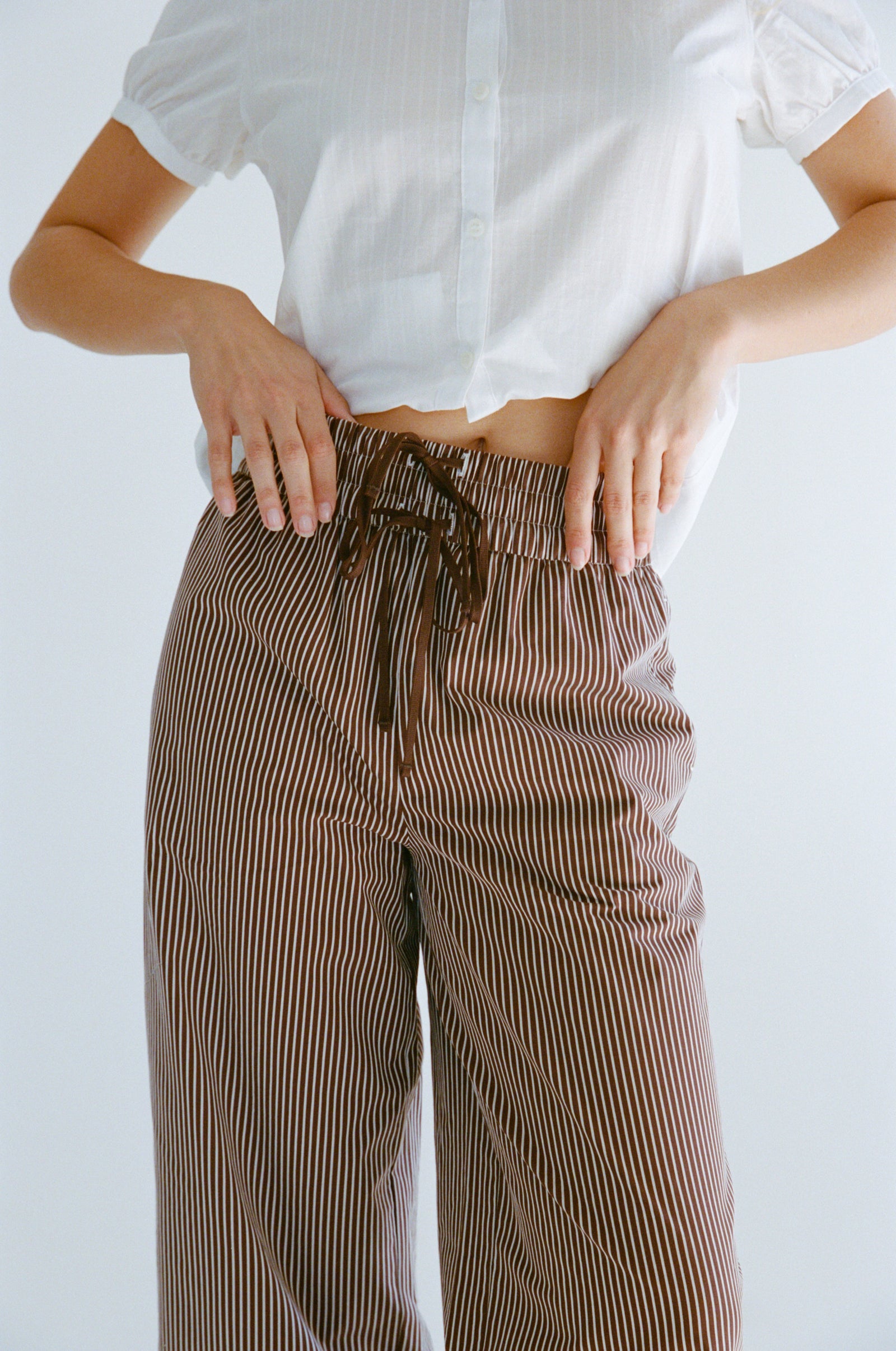 DREAM JOGGER IN MOCHA PINSTRIPE