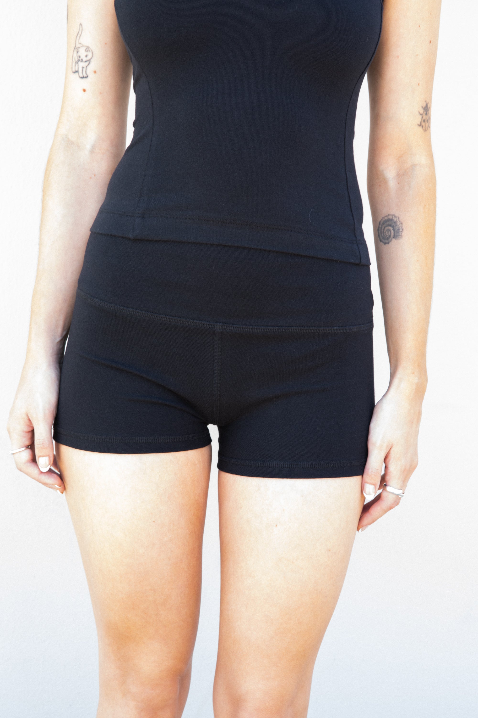 SPORTY SHORT IN ONYX