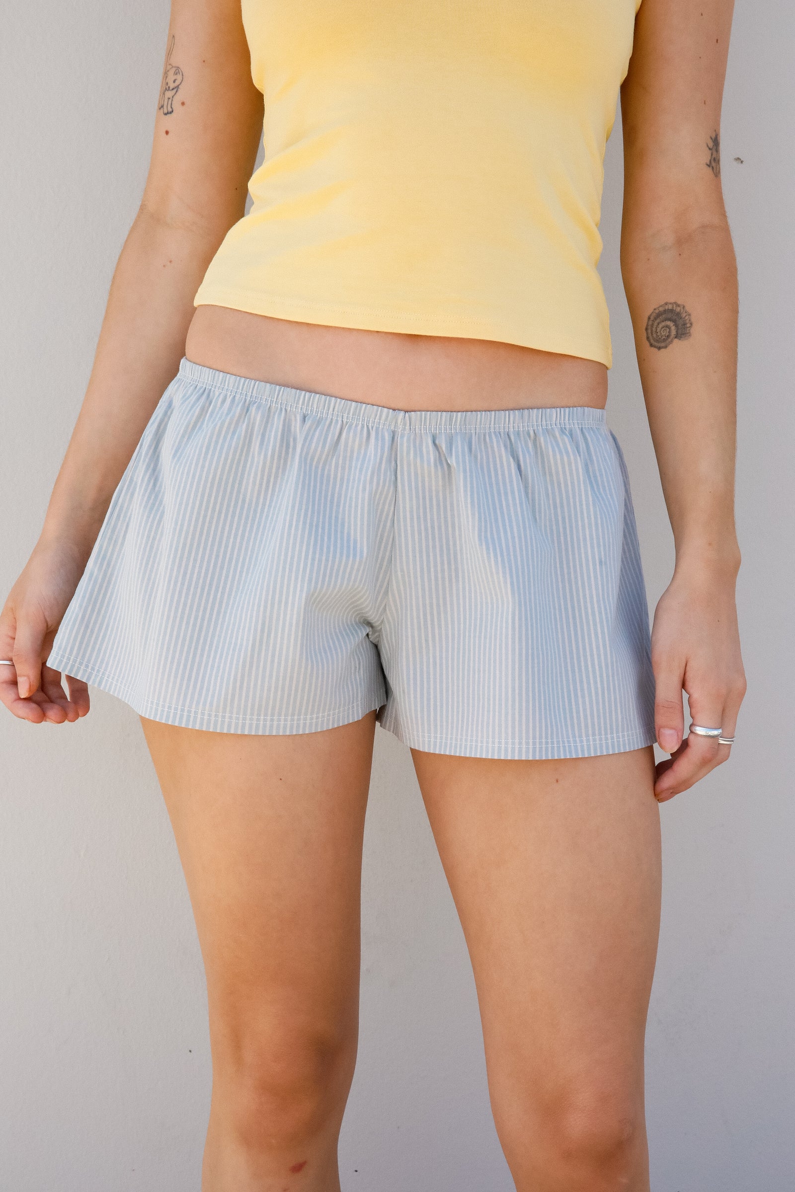 RELAXED MICRO SHORT IN POOLSIDE