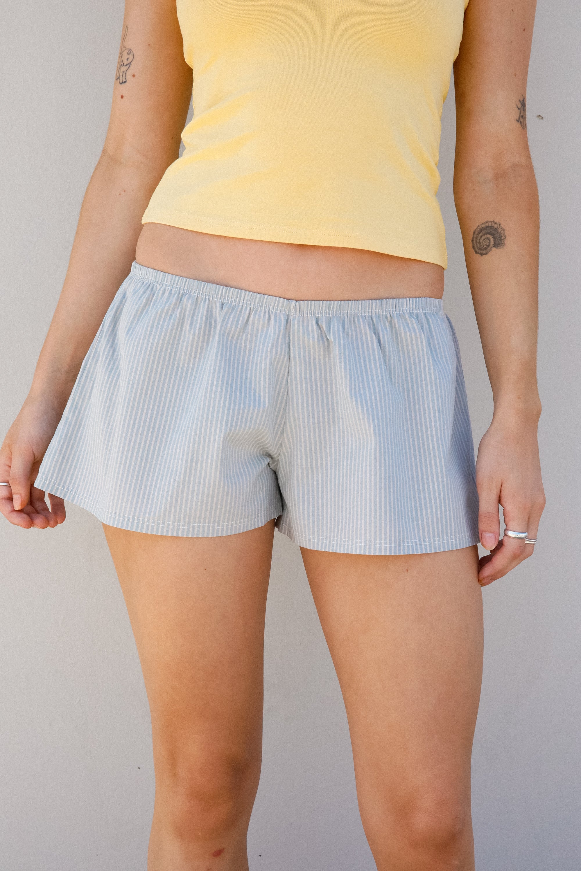 RELAXED MICRO SHORT IN POOLSIDE