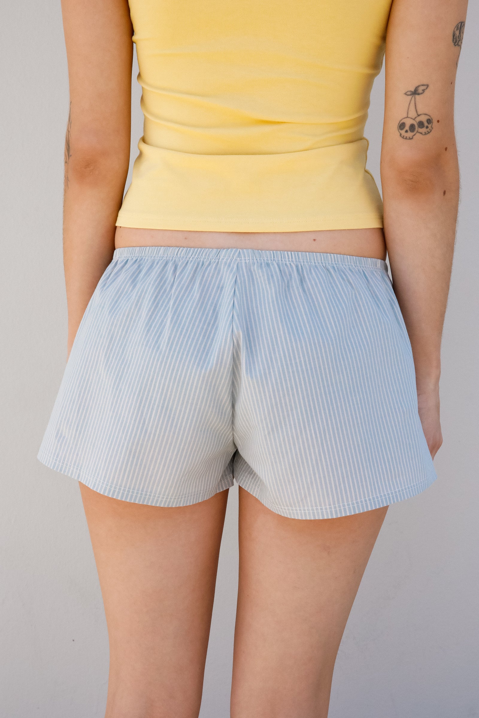 RELAXED MICRO SHORT IN POOLSIDE
