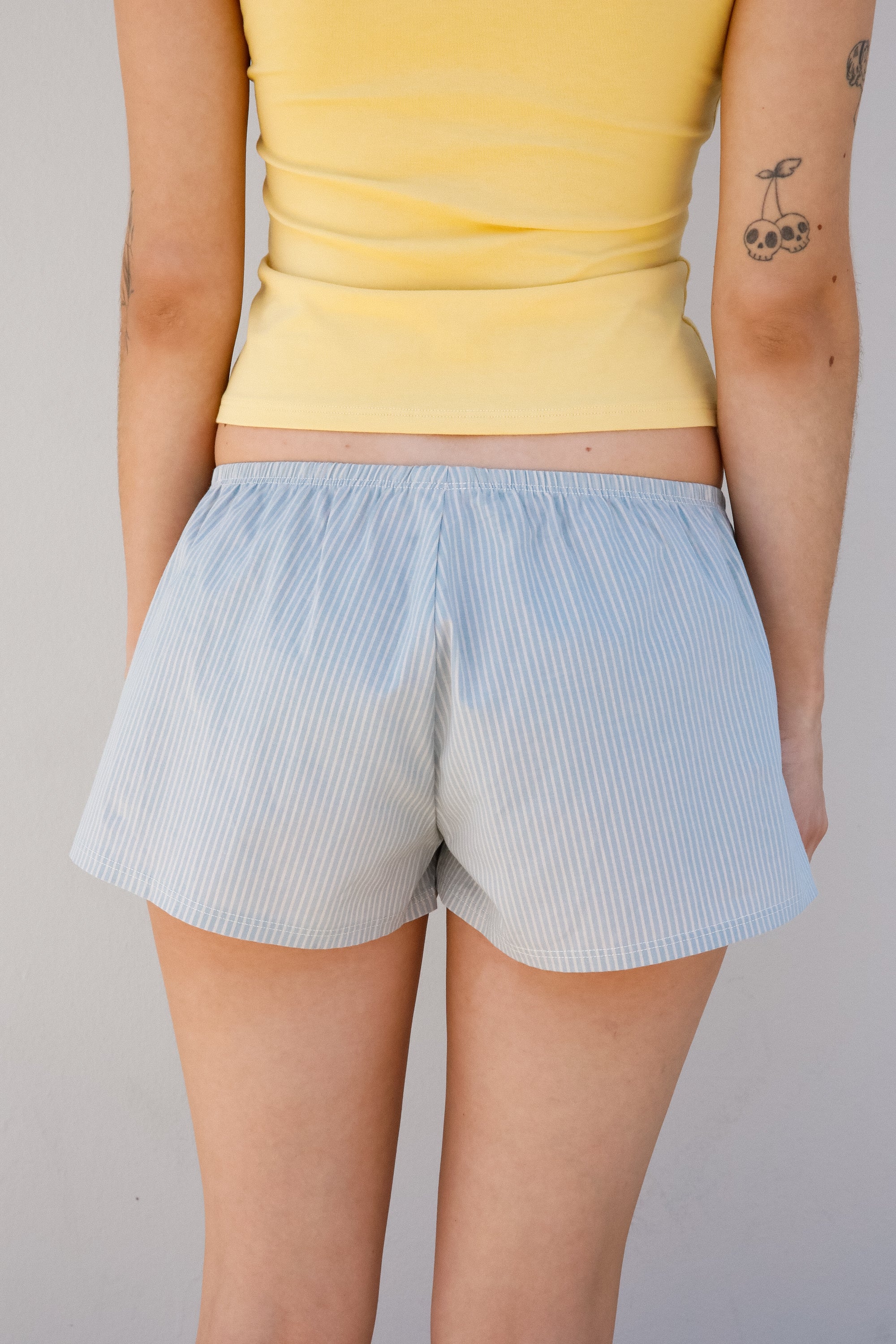 RELAXED MICRO SHORT IN POOLSIDE