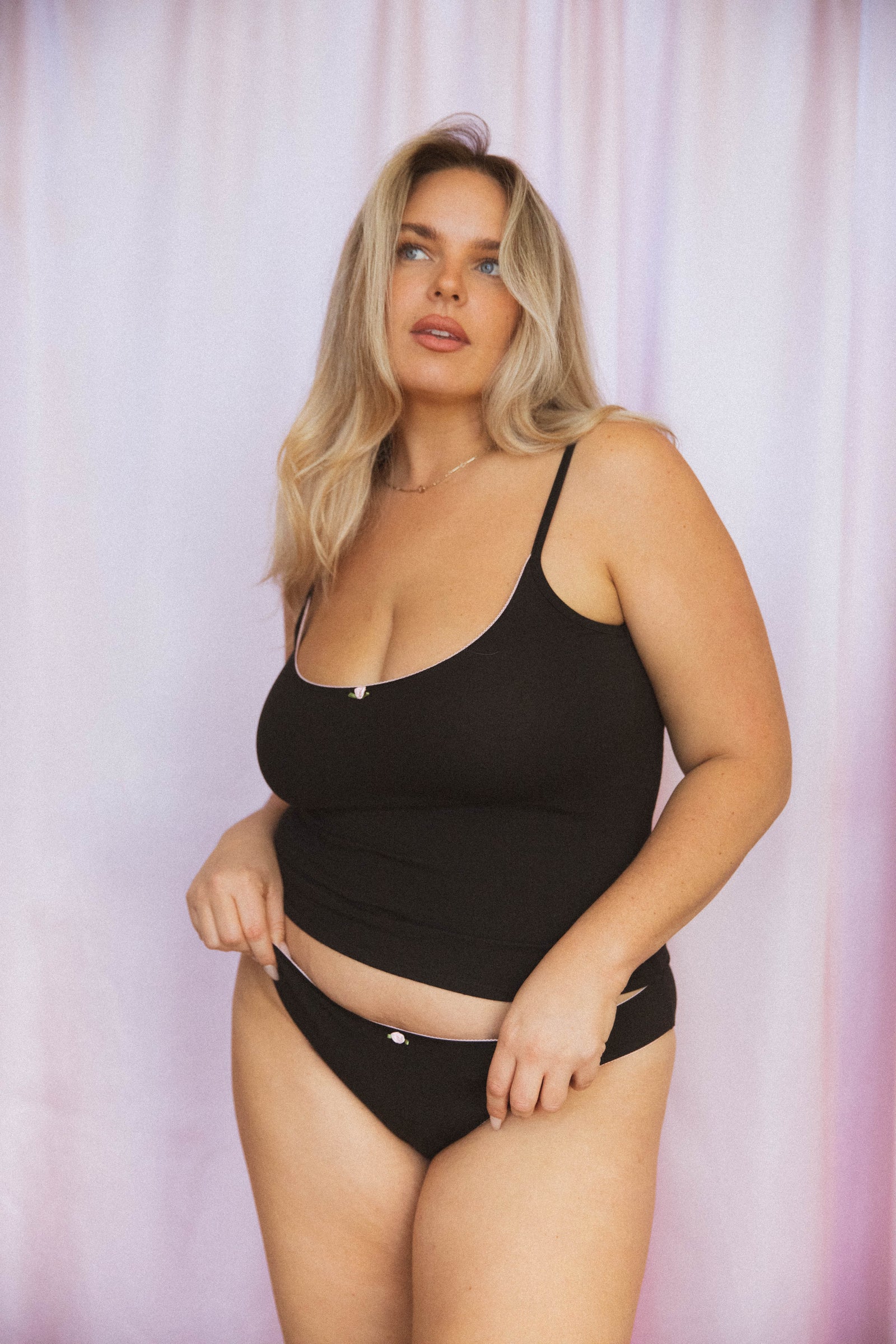 LOW RISE UNDERWEAR IN ONYX/BABY PINK